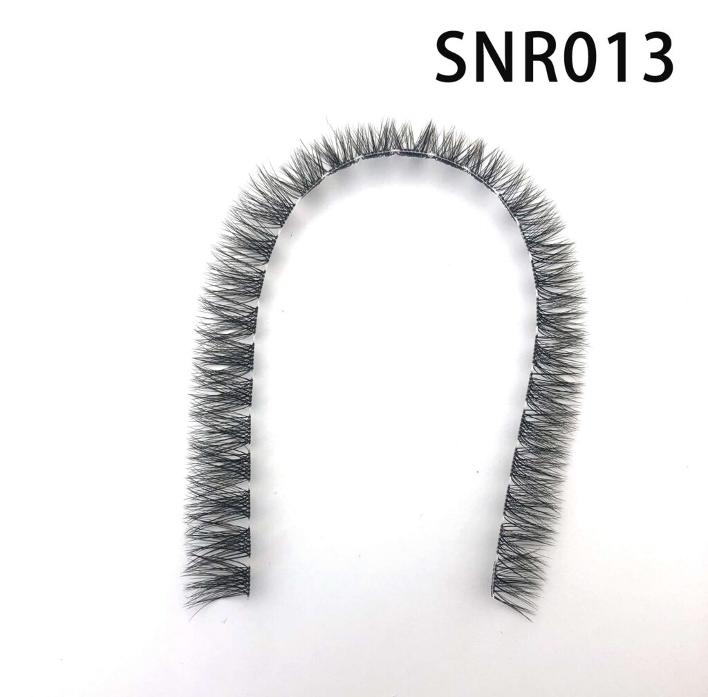 Cluster lashes tray from LASHMAITRE, individual lash clusters for quick DIY or salon lash looks

