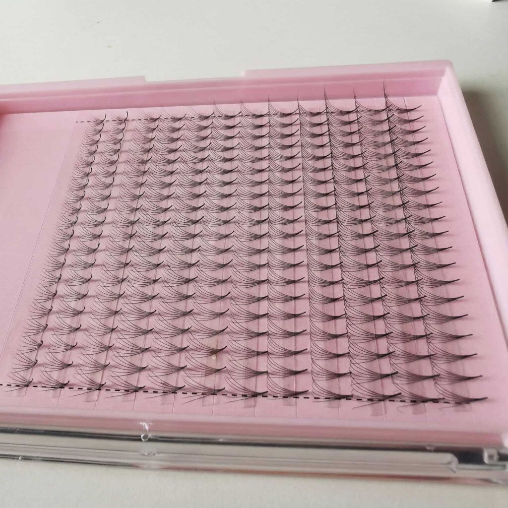 Long stem premade fans wholesale tray format available in 320 fans or 500 fans per tray (customizable)