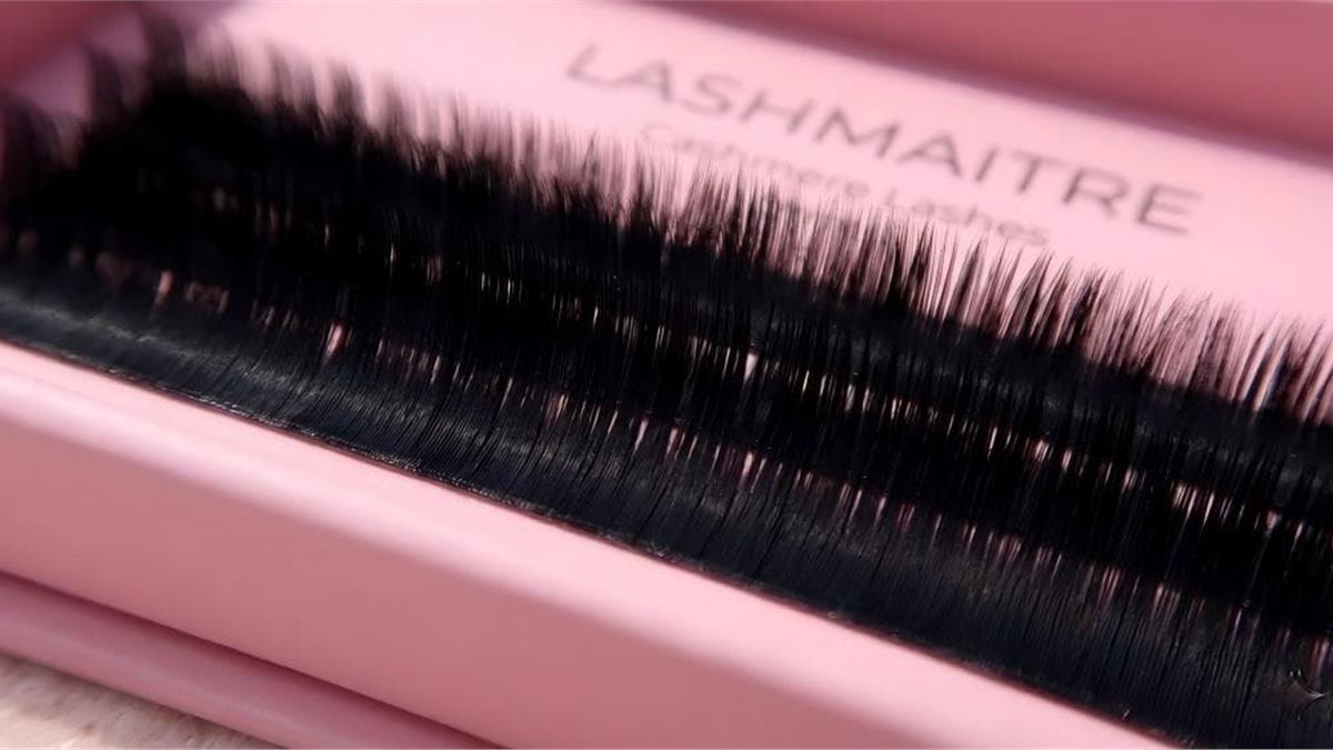 Cashmere lash fiber macro close-up on pink LASHMAITRE tray