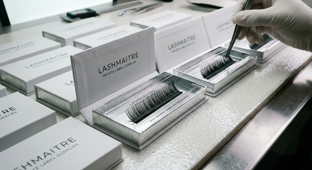 Industrial double-heating thermal fixation system for manufacturing precise curl patterns in specialized, long-length 15mm eyelash extensions, showcasing the OEM production line with PBT fibers wrapped around precision-milled aluminum rods.