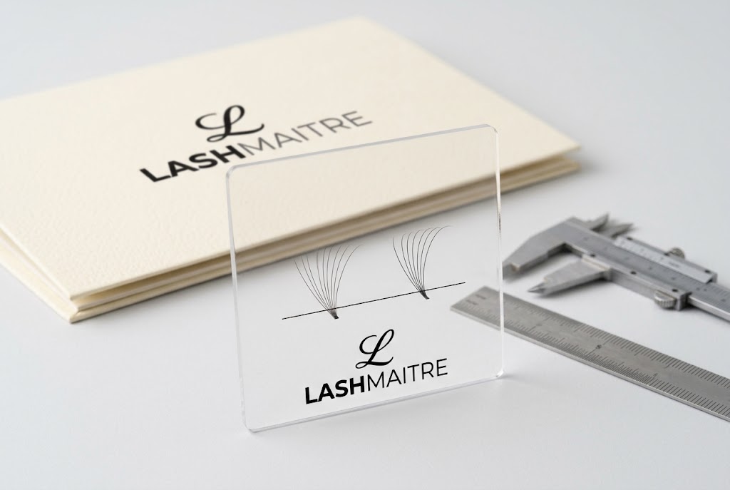 LASHMAITRE D curl vs DD curl lashes profile samples on an inspection card
